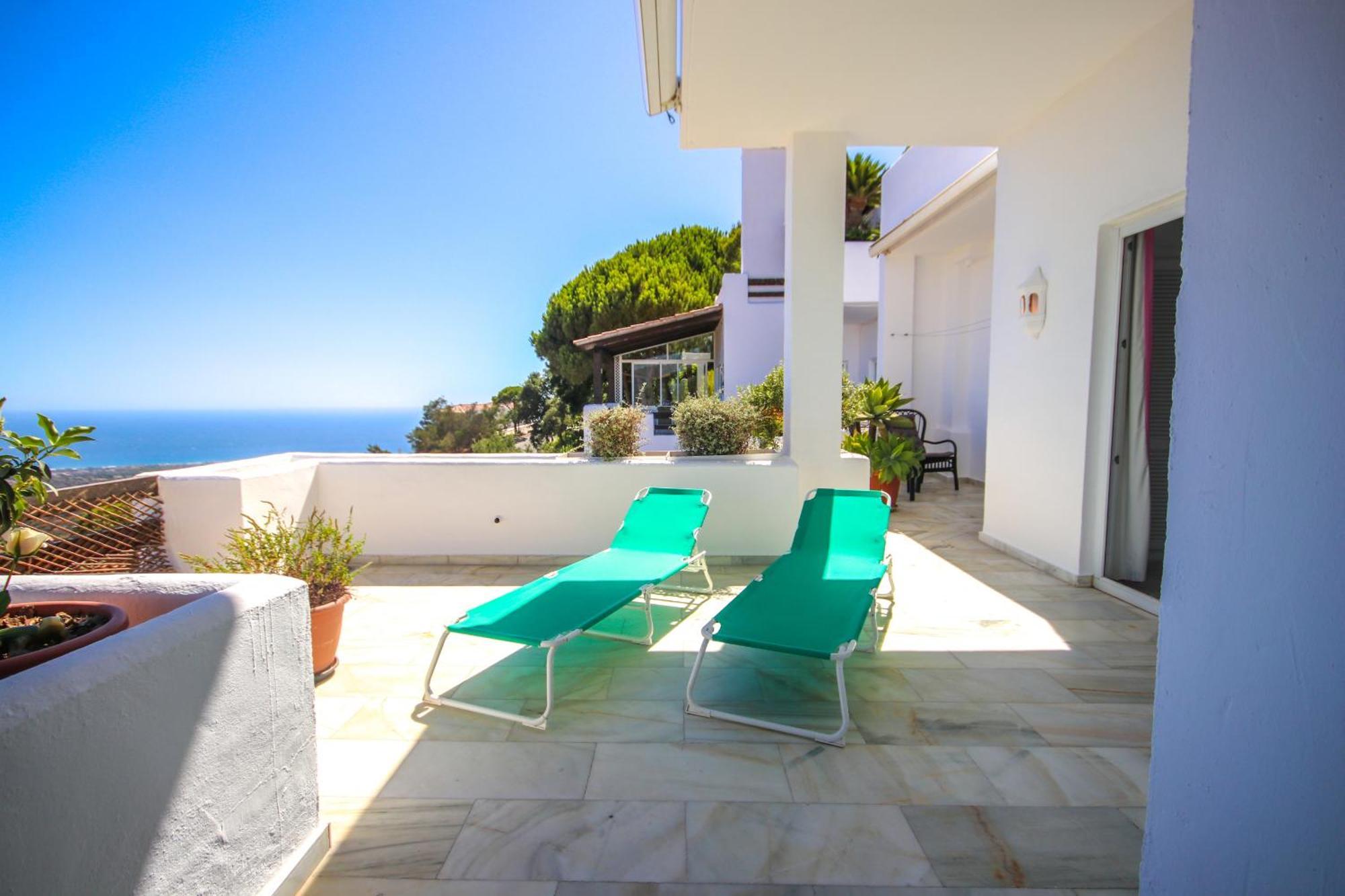 Three Bedroom La Mairena Elviria Apartment *