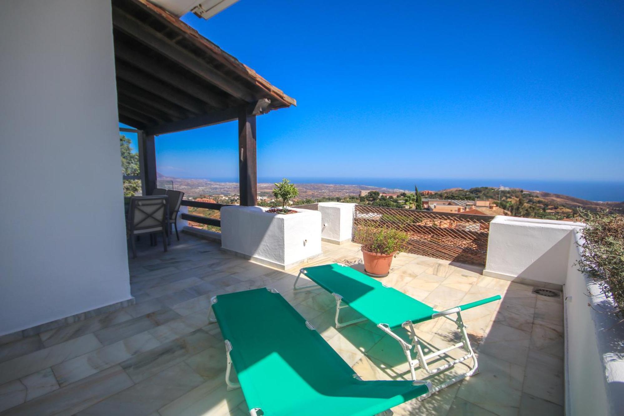 Three Bedroom La Mairena Elviria Apartment