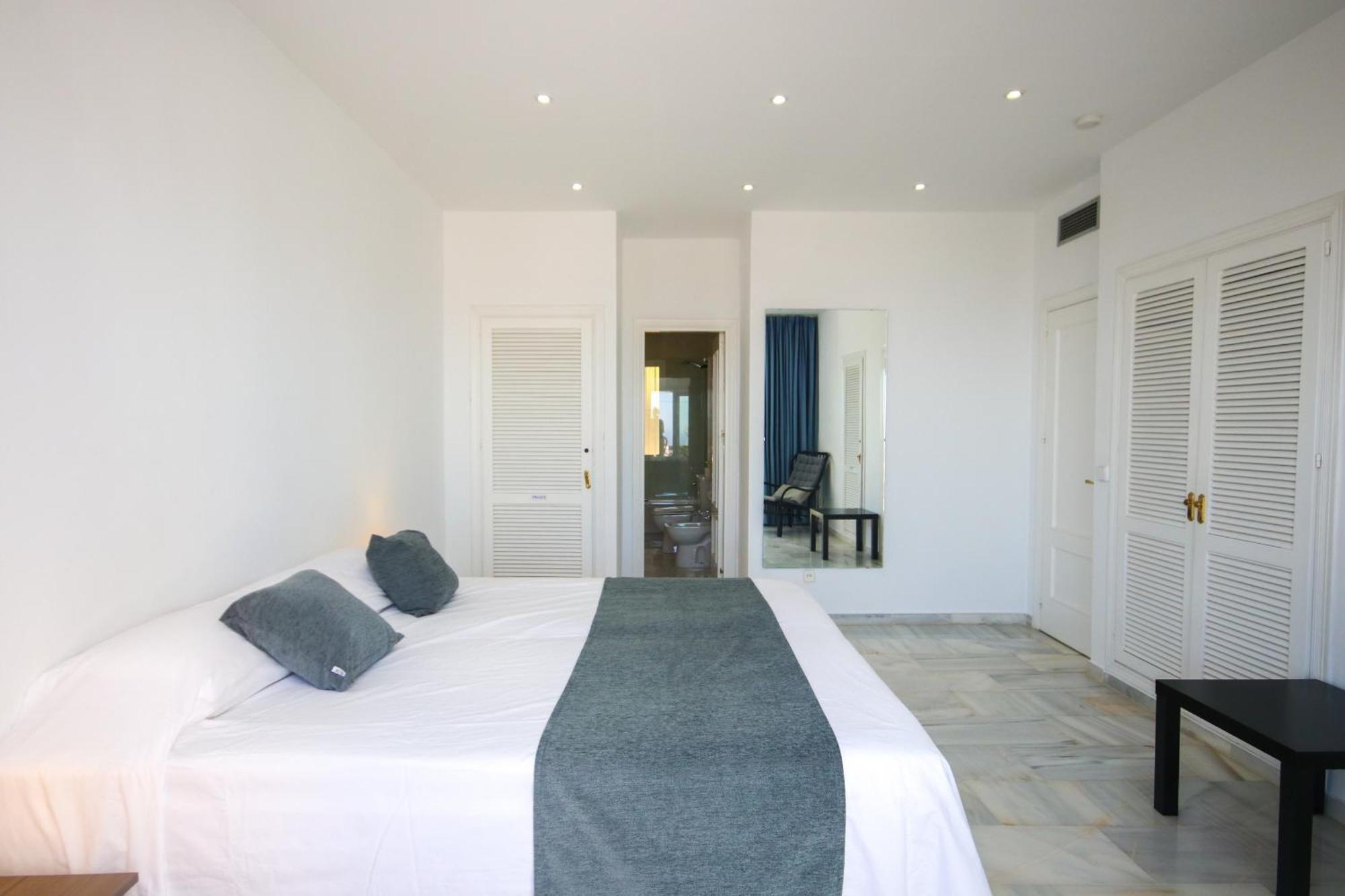 Apartment Three Bedroom La Mairena Elviria *