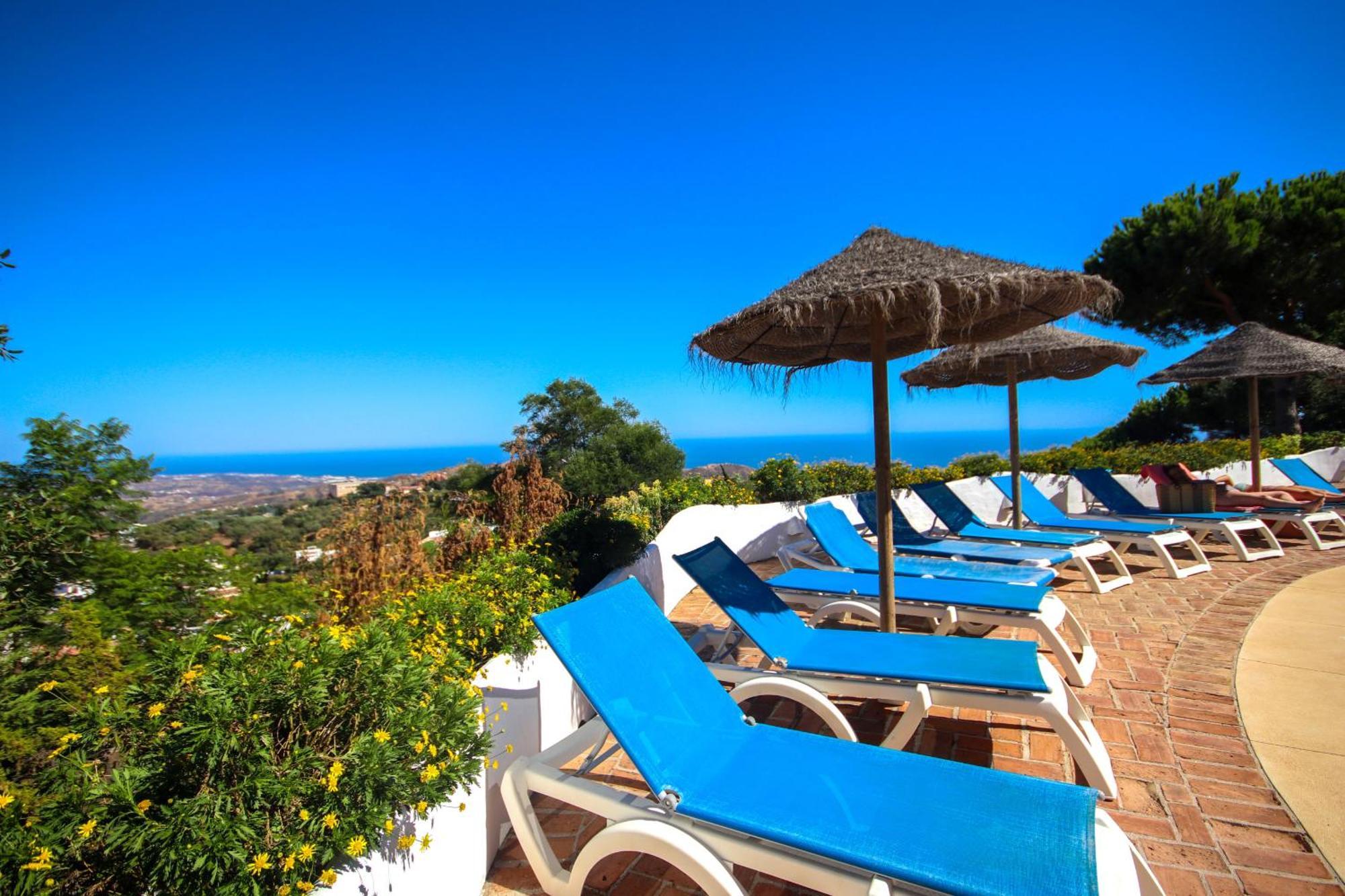 Three Bedroom La Mairena Elviria Apartment *